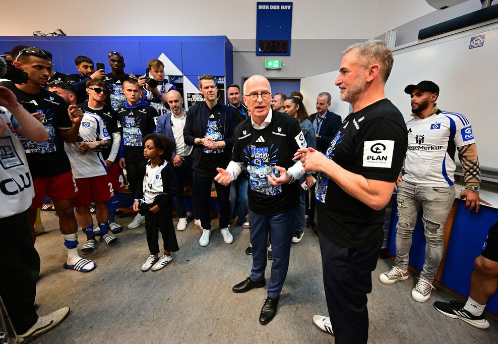 Hamburgs Erster Bürgermeister Peter Tschentscher besuchte die HSV-Profis nach dem Sieg gegen Ulm in der Kabine.