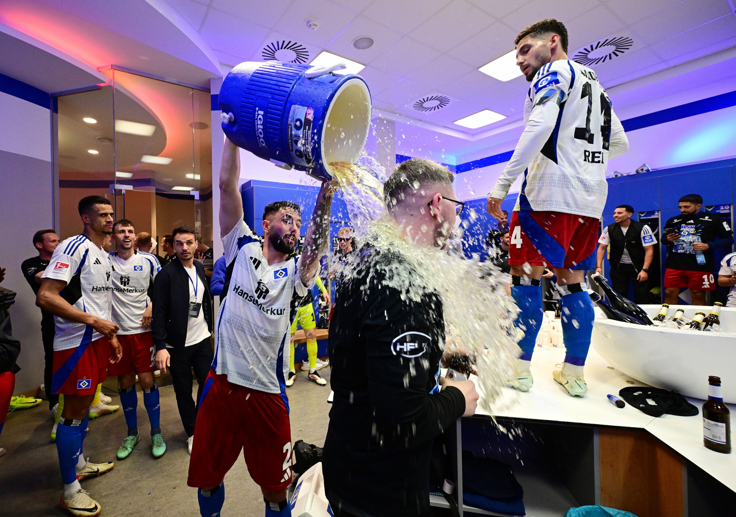 Völlig losgelöst: Die HSV-Profis verwandelten erst ihre Kabine und später dann den Kiez in ihre Party-Zone.