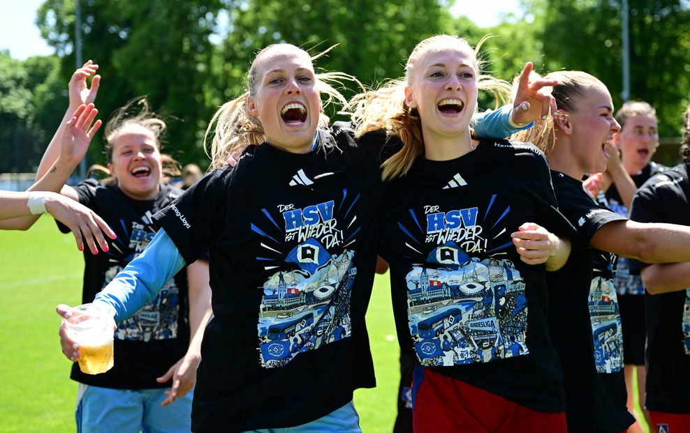 Torfrau Inga Schuldt (l.) und Sophie Profe (r.) jubeln lauthals