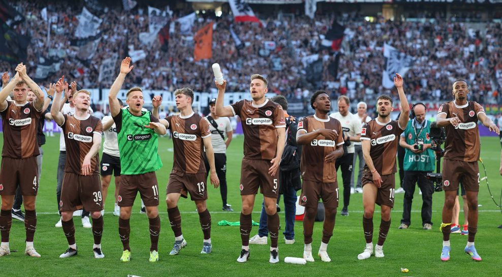 St. Pauli-Profis feiern in Frankfurt vor ihren mitgereisten Fans