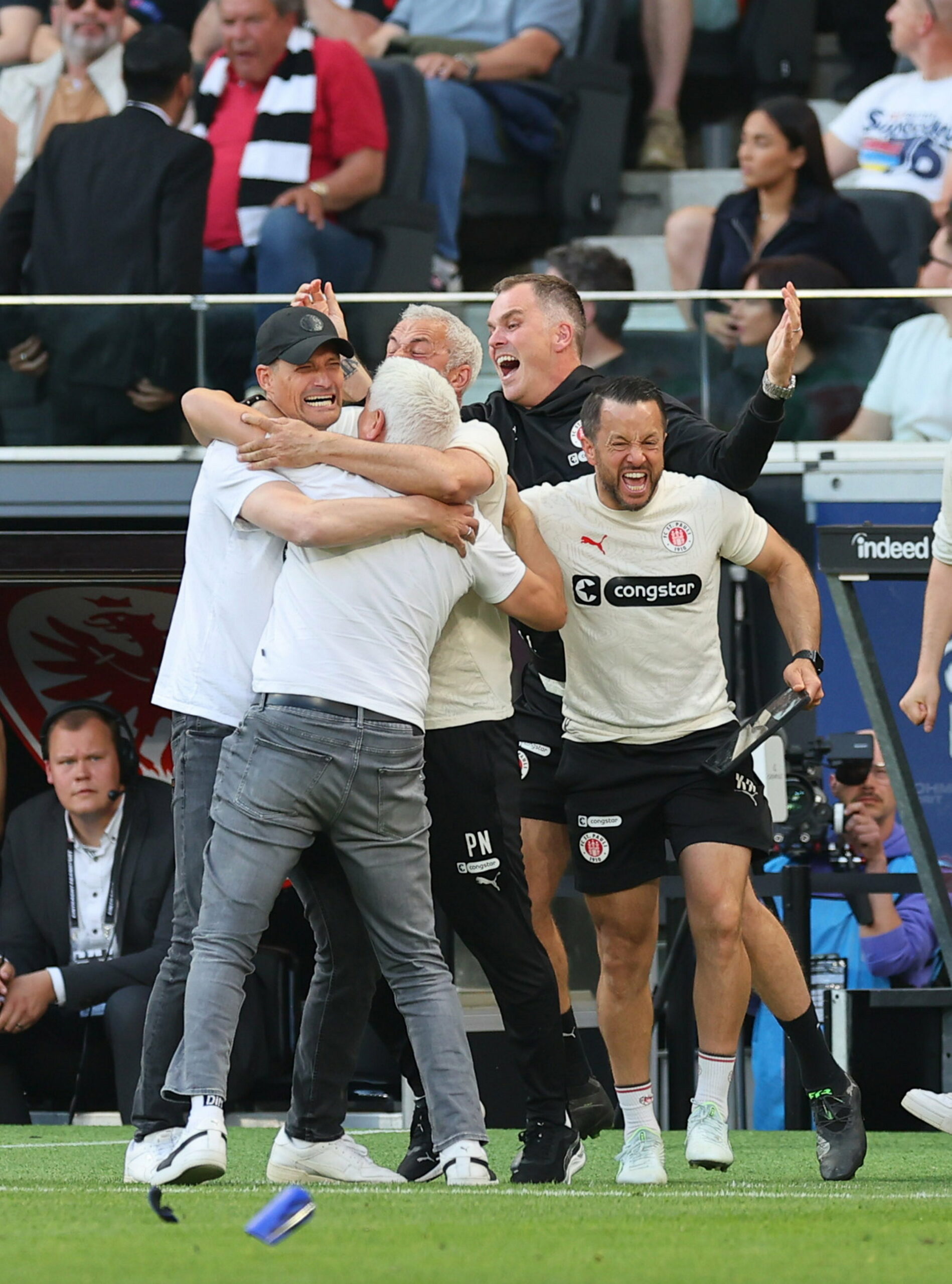 Alexander Blessin, Andreas Bornemann, Peter Nemeth, Sven Van Der Jeugt und Karim Rashwan umarmen sich am Spielfeldrand