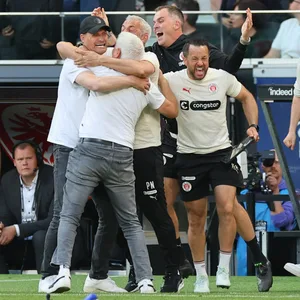 Alexander Blessin, Andreas Bornemann, Peter Nemeth, Sven Van Der Jeugt und Karim Rashwan umarmen sich am Spielfeldrand
