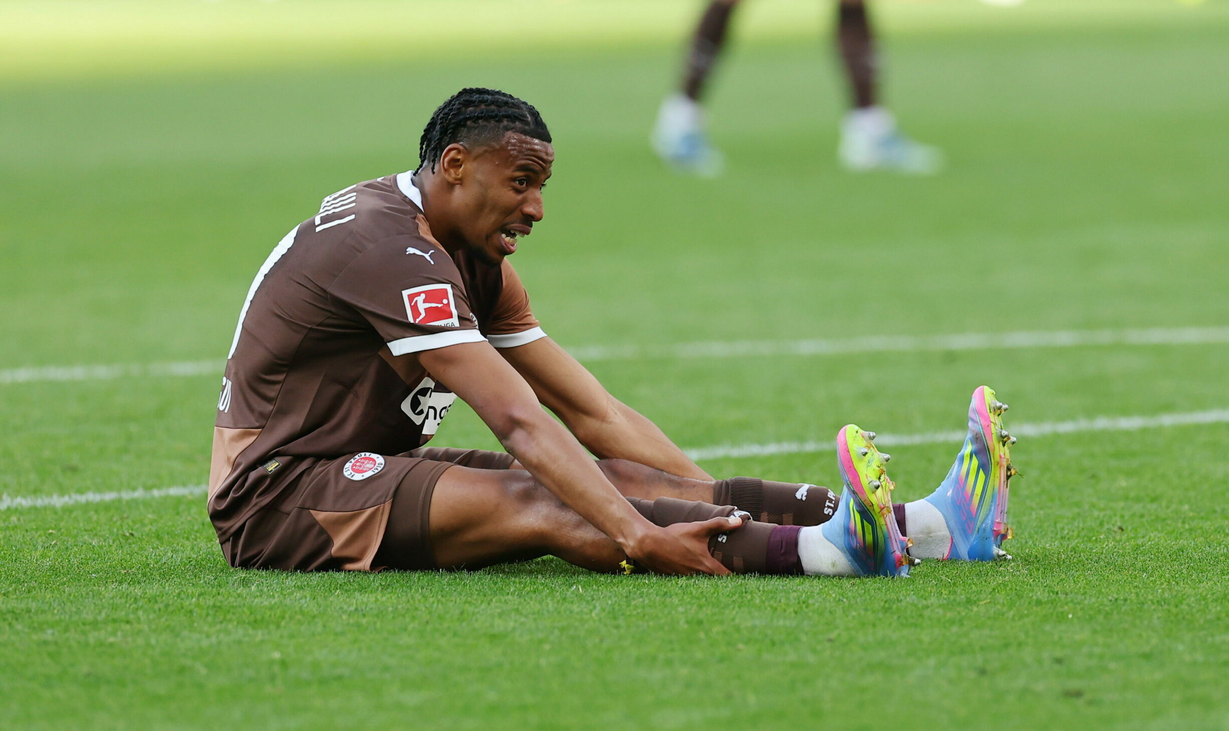 Morgan Guilavogui sitzt erschöpft auf dem Spielfeld