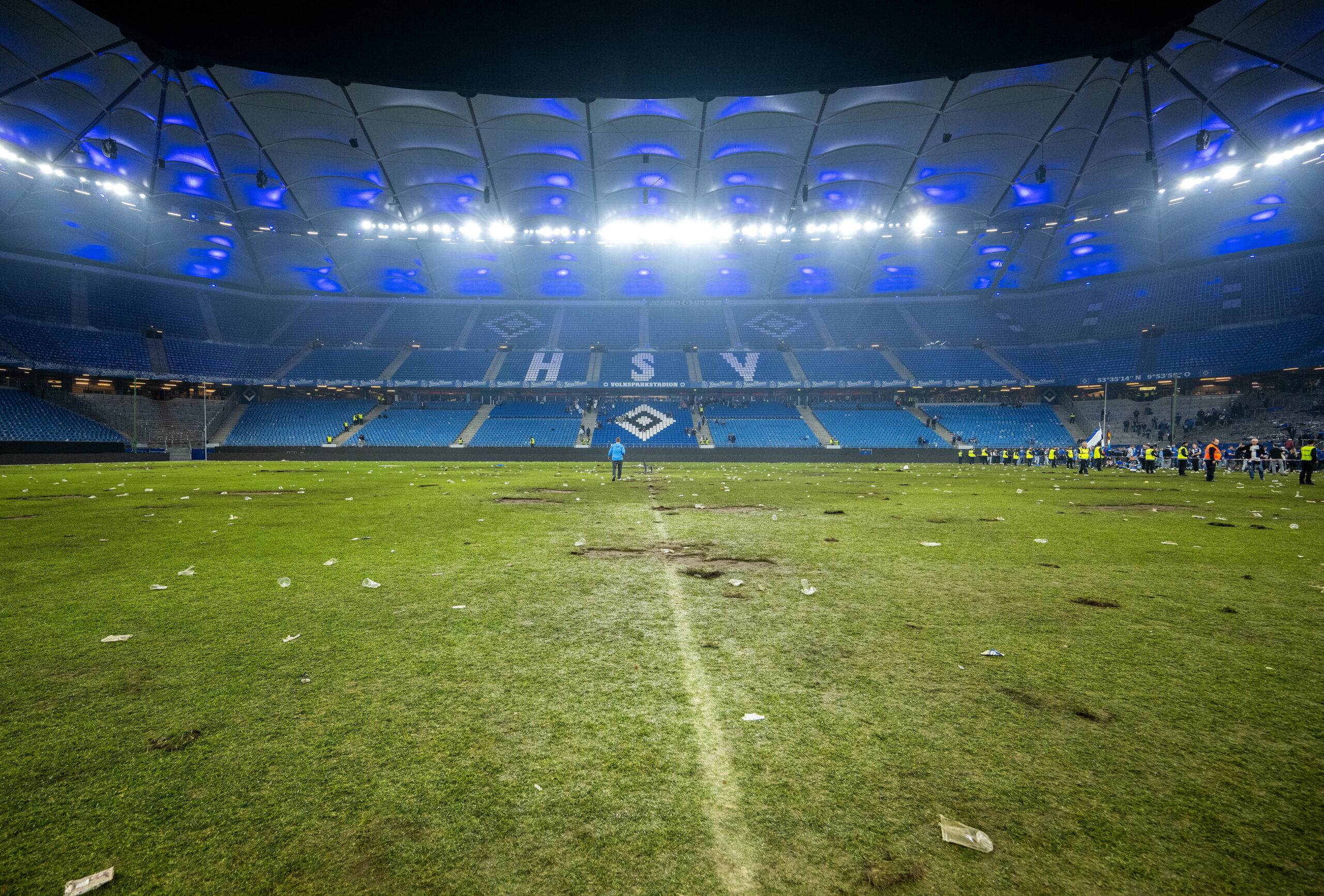 HSV-Stadion mit ramponiertem Rasen