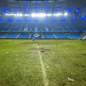 HSV-Stadion mit ramponiertem Rasen