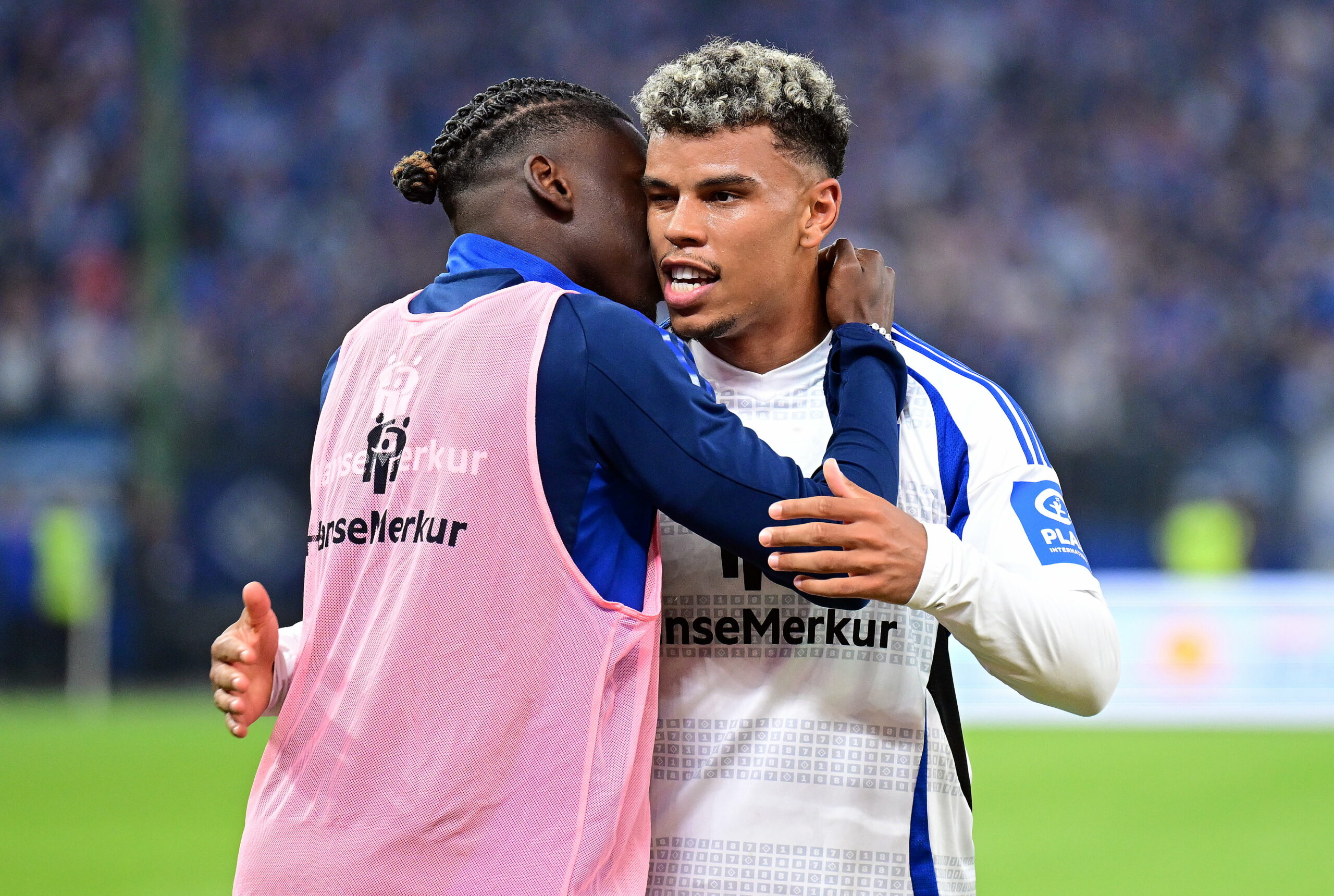 Ransford Königsdörffer wird von Fabio Baldé umarmt?