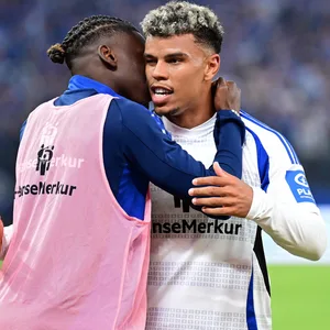 Ransford Königsdörffer wird von Fabio Baldé umarmt?