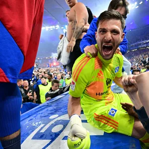 HSV-Keeper Daniel Heuer Fernandes feiert den Aufstieg
