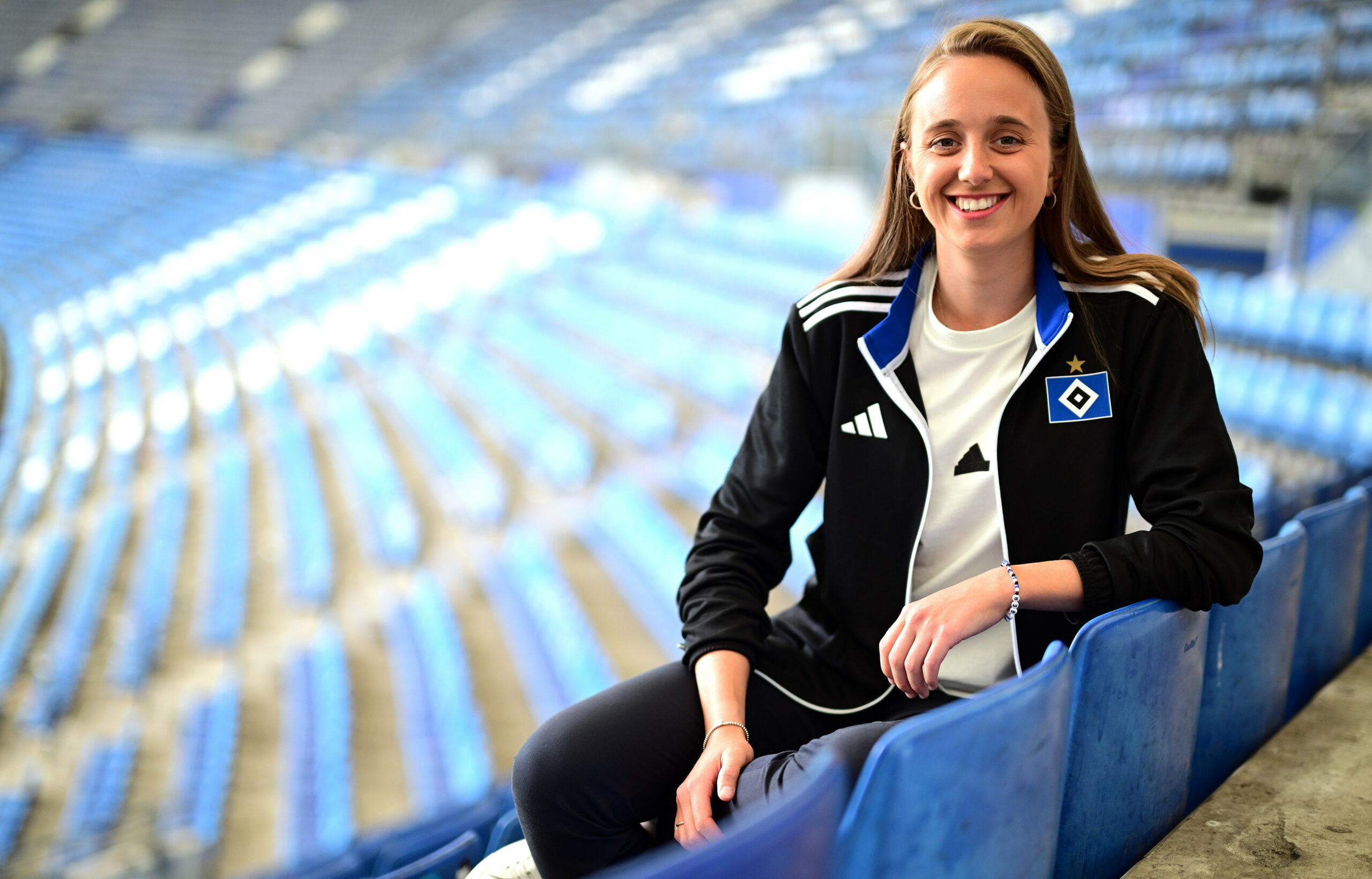 Victoria Schulz sitzt auf der Tribüne im Volksparkstadion