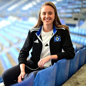Victoria Schulz sitzt auf der Tribüne im Volksparkstadion