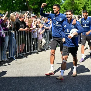 HSV-Spieler werden beim Training empfangen