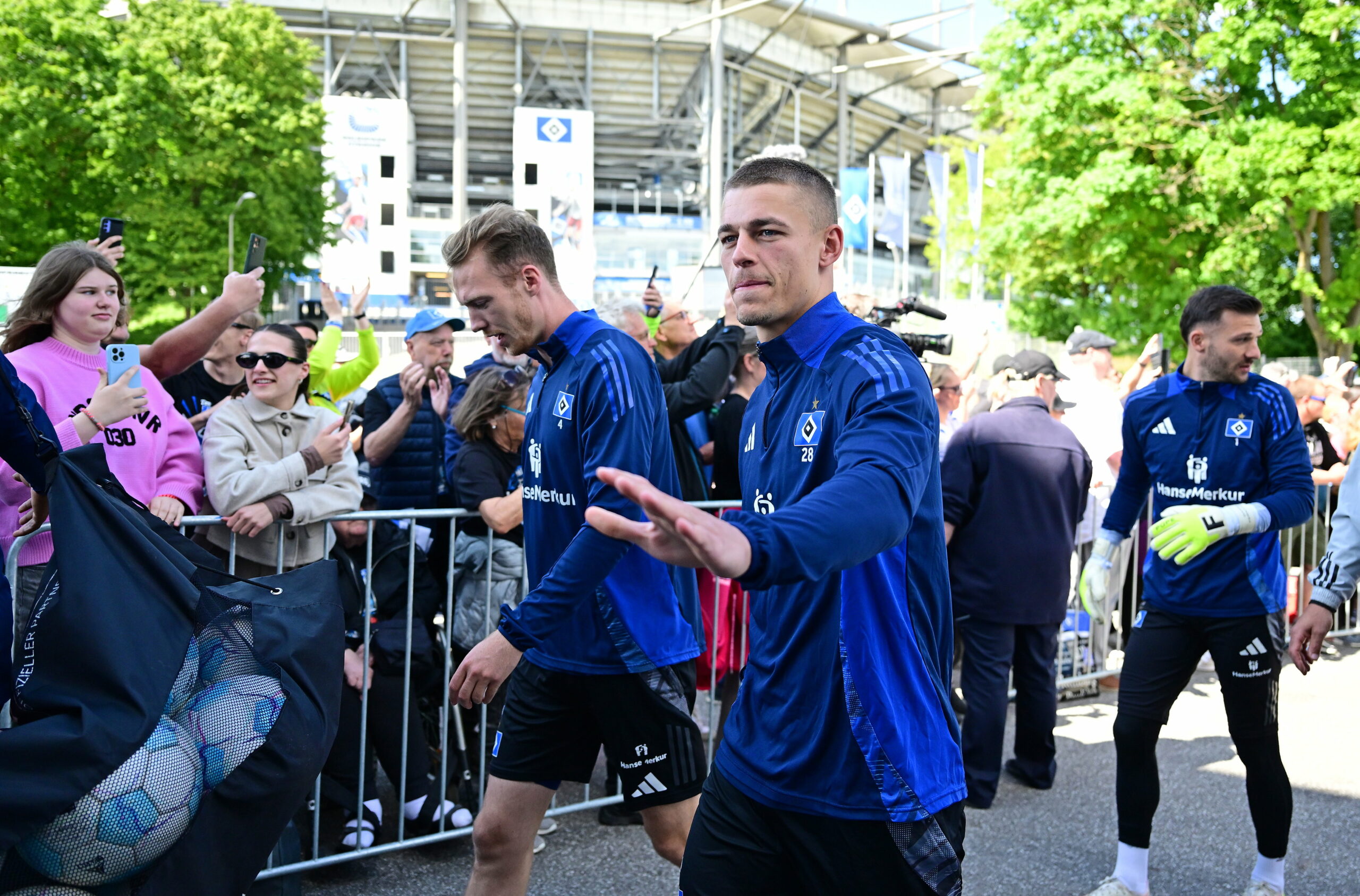 Miro Muheim wird beim ersten HSV-Training nach dem Aufstieg von den Fans gefeiert