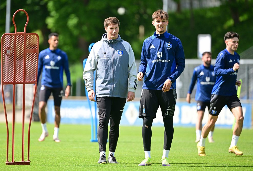 Merlin Polzin und Otto Stange nebeneinander auf dem Trainingsplatz