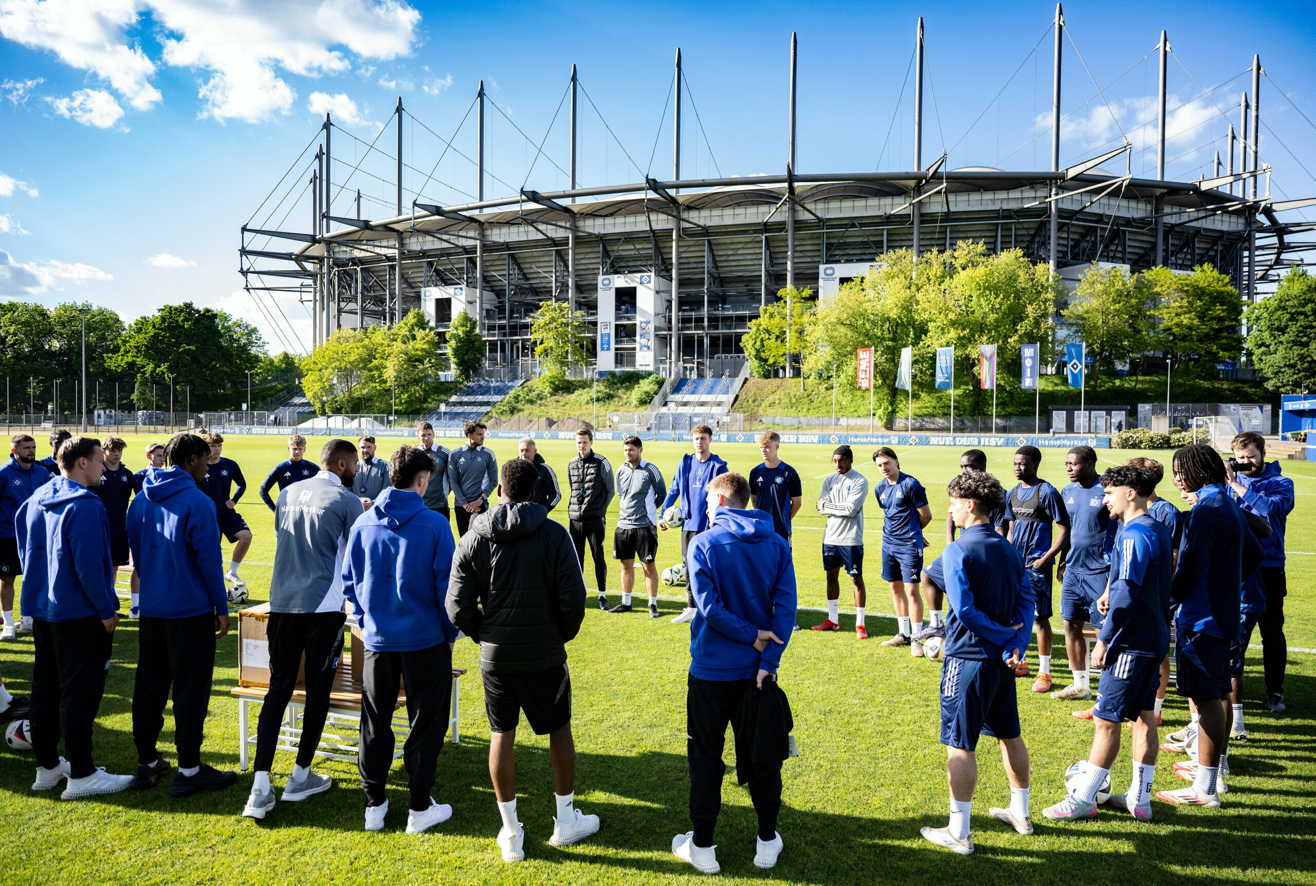 HSV-Mannschaftskreis auf dem Trainingsplatz vor dem Volksparkstadion