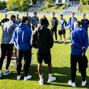 HSV-Mannschaftskreis auf dem Trainingsplatz vor dem Volksparkstadion