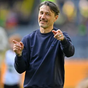 Niko Kovac freut sich über den Sieg gegen Holstein Kiel