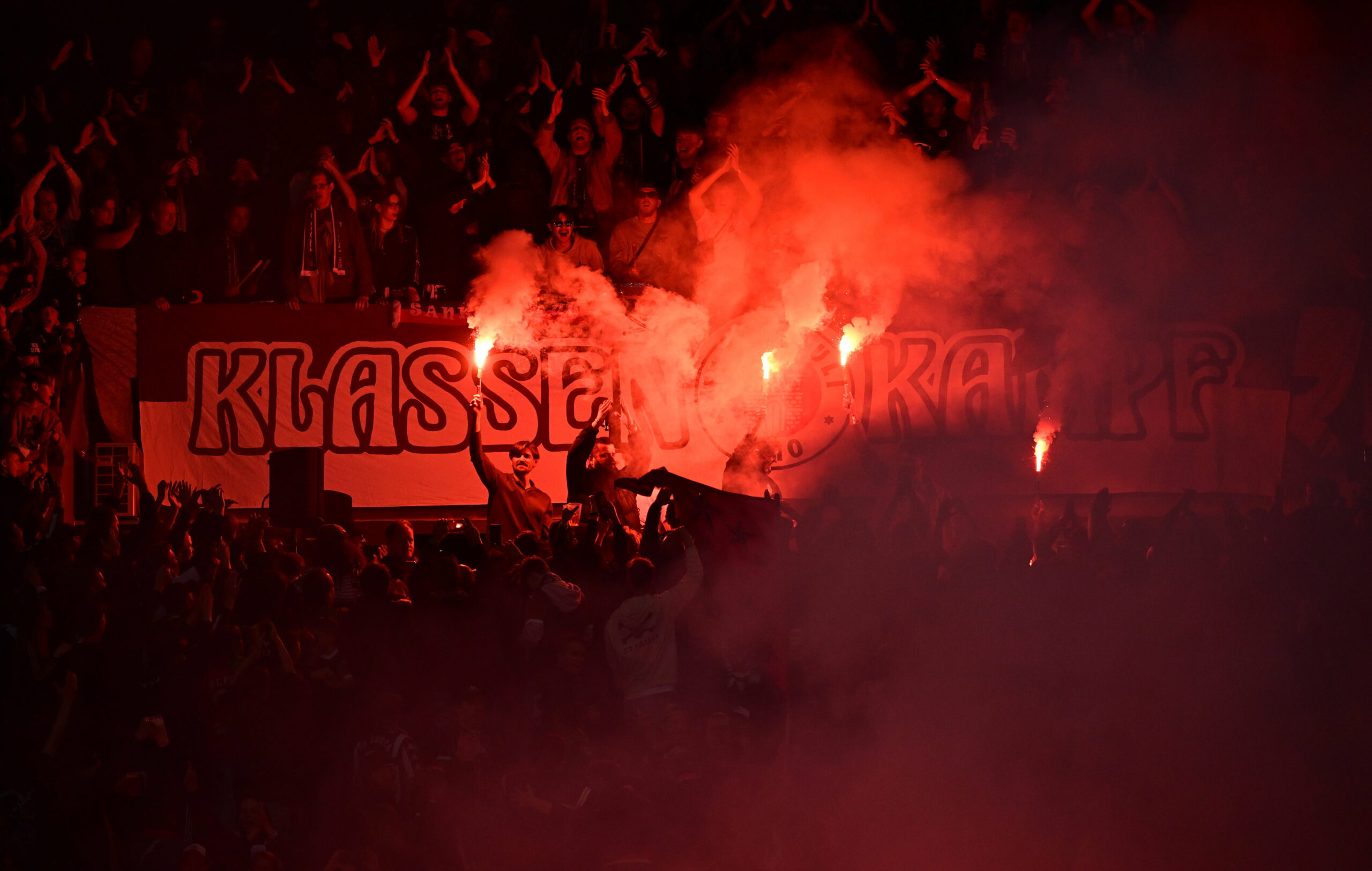Pyro wird bei der Klassenerhalts-Party gezündet