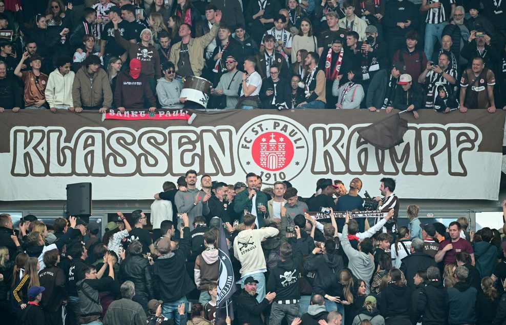 St. Paulis Mannschaft feiert mit Fans den Klassenerhalt