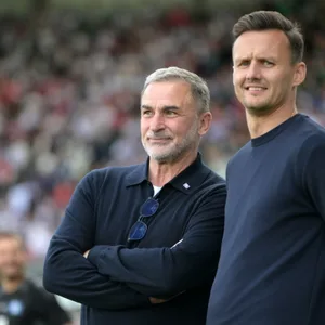 Stefan Kuntz und Claus Costa lächeln.
