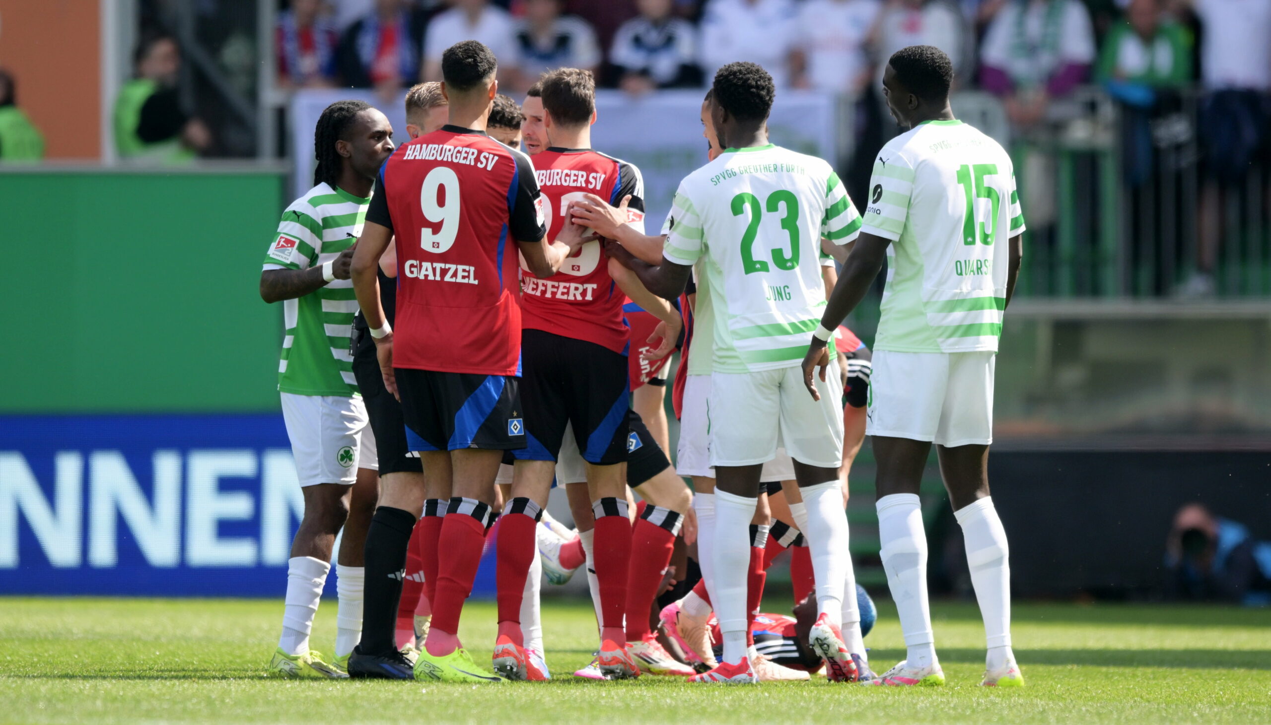 HSV- und Fürth-Profis diskutieren nach einem Foul an Jean-Luc Dompé