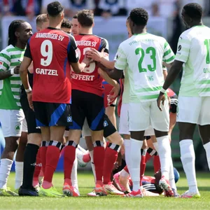 HSV- und Fürth-Profis diskutieren nach einem Foul an Jean-Luc Dompé