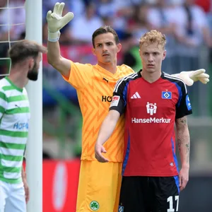 Adam Karabec neben Nahuel Noll und Simon Asta