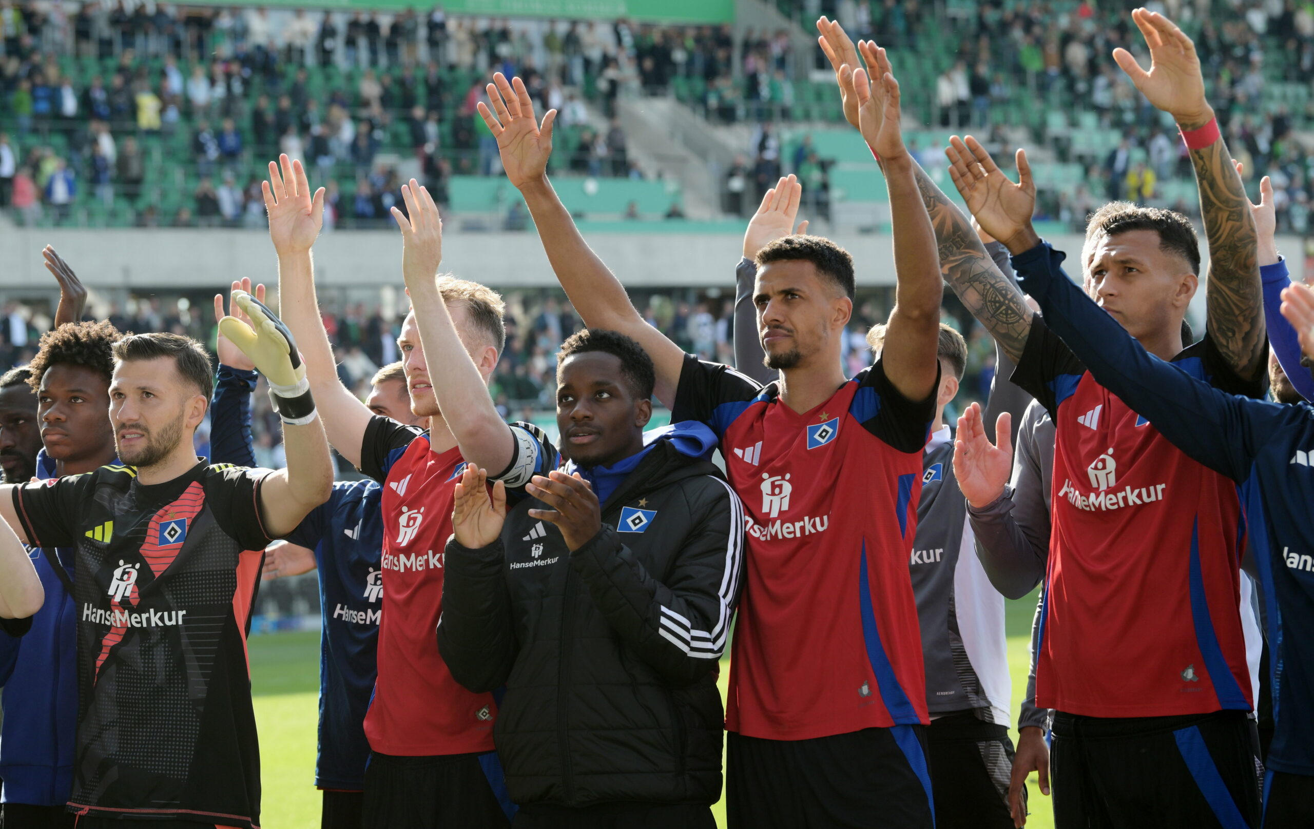 Die HSV-Aufsteiger werden von ihren Fans in Fürth gefeiert