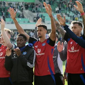 Die HSV-Aufsteiger werden von ihren Fans in Fürth gefeiert