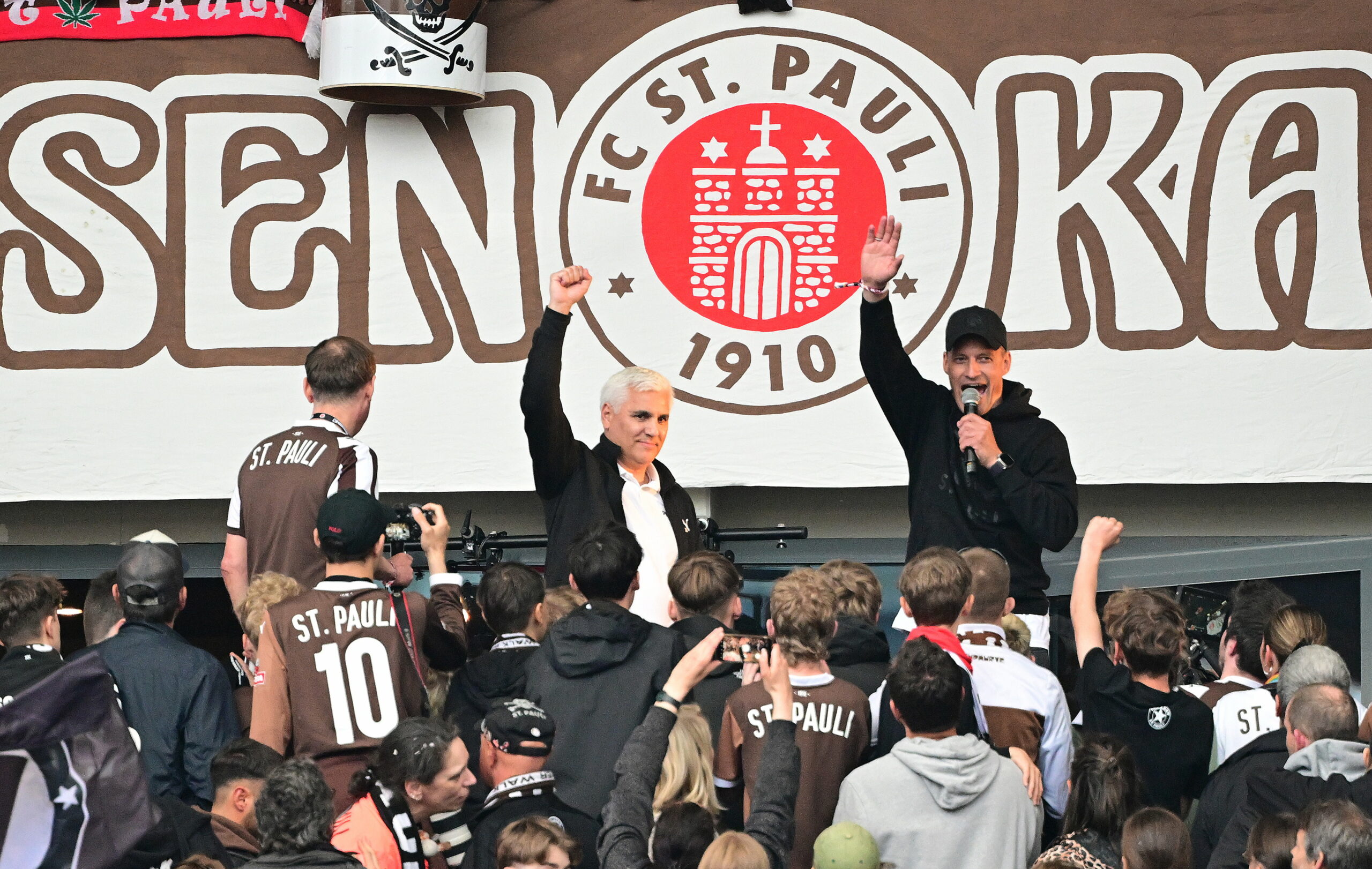 Andreas Bornemann und Alexander Blessin feiern den Klassenerhalt von St. Pauli