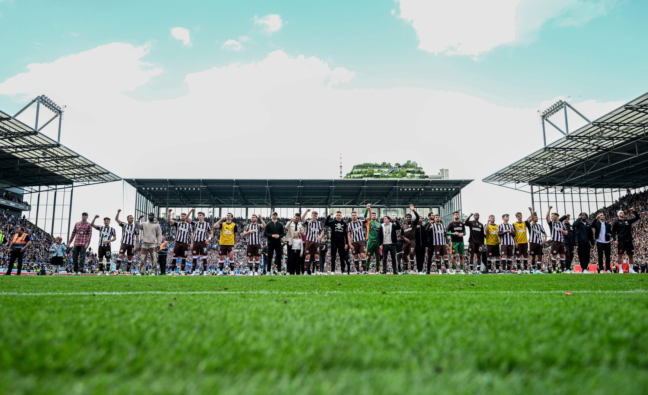 Mannschaft des FC St. Pauli bejubelt den Klassenerhalt
