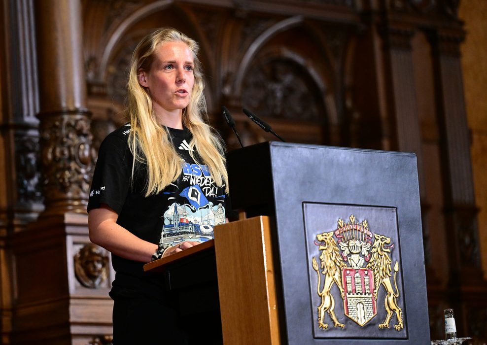 HSV-Kapitänin Sarah Stöckmann spricht im Rathaus