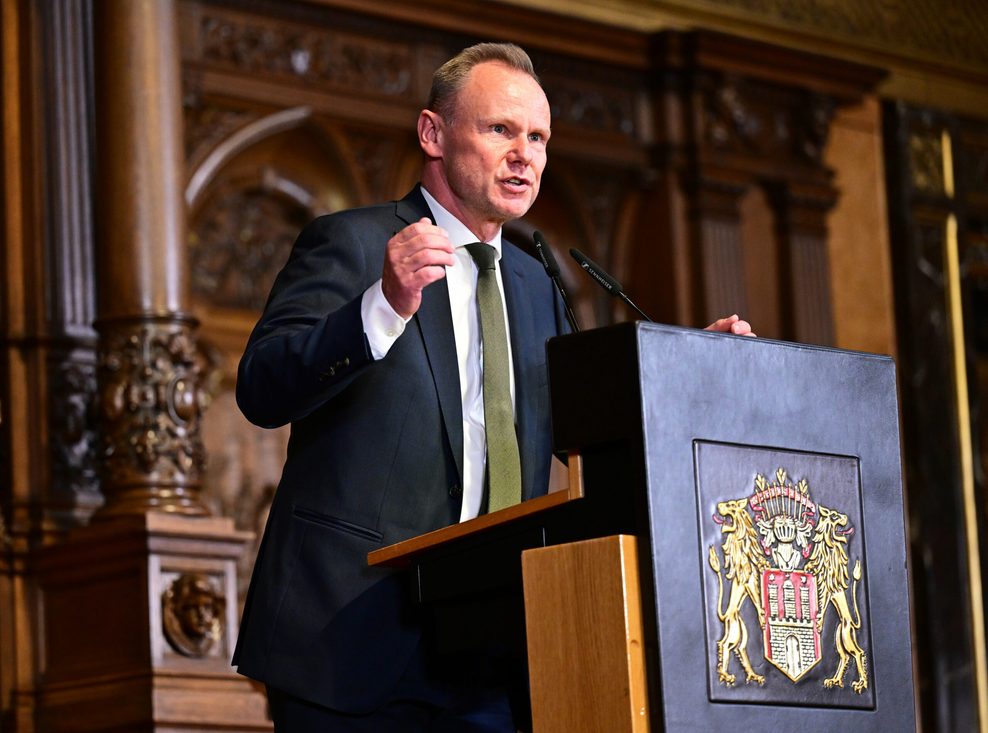Andy Grote spricht im Rathaus