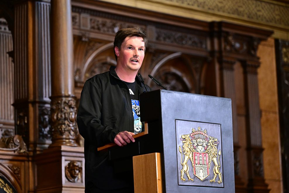 HSV-Trainer Merlin Polzin begeisterte mit seiner Rede im Rathaus.