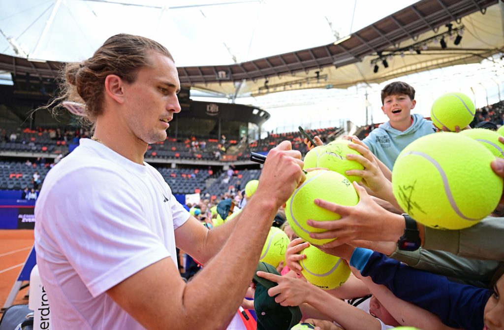 Nach seinem Auftaktsieg signierte Alexander Zverev fleißig Tennisbälle.