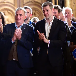 Peter Tschentscher, Stefan Kuntz und Eric Huwer applaudieren beim Rathaus-Empfang für den HSV