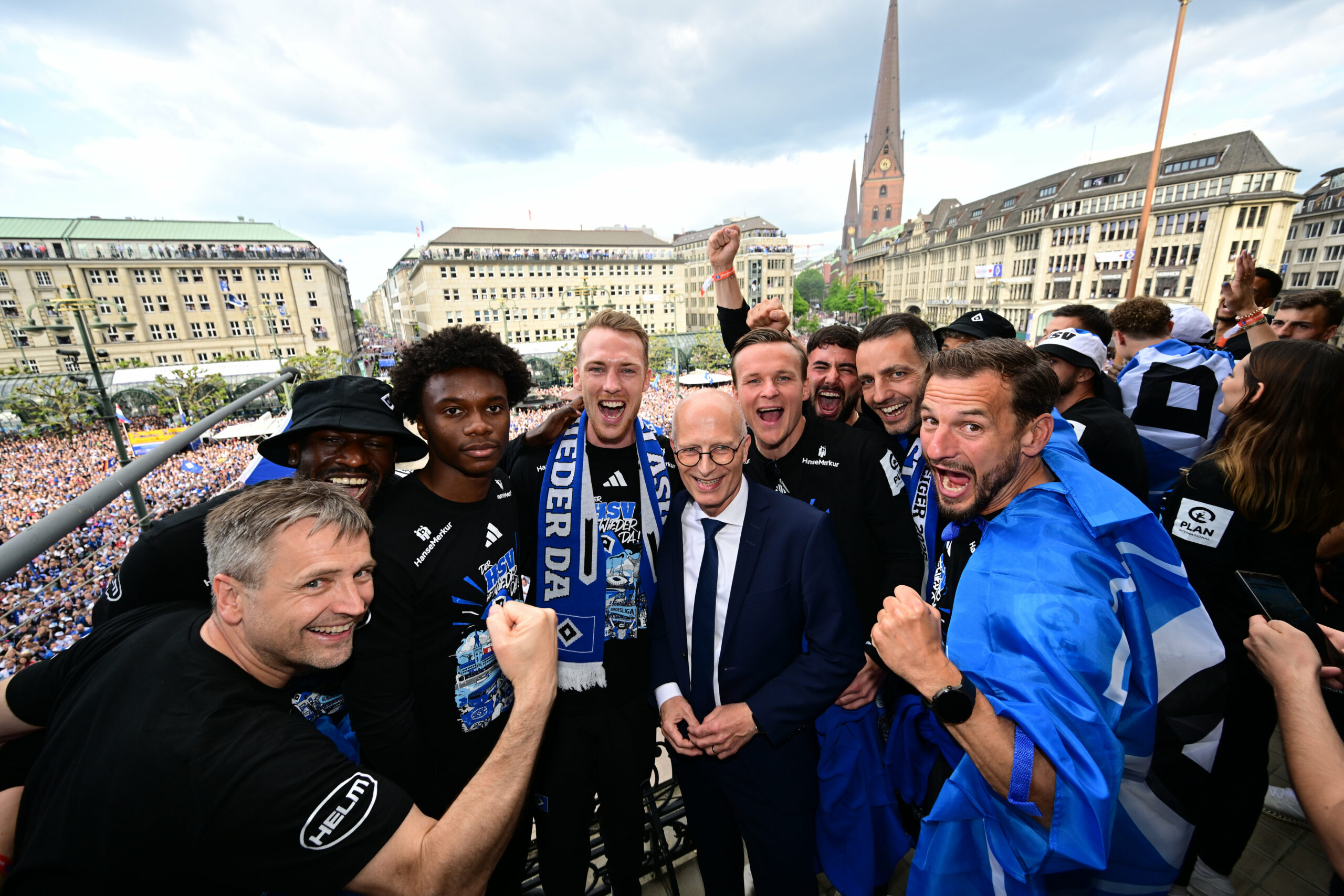 Hamburgs Erster Bürgermeister Peter Tschentscher ließ die HSV-Profis im Rathaus hochleben.