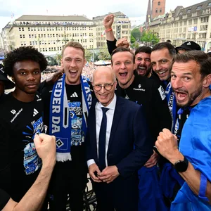 Hamburgs Erster Bürgermeister Peter Tschentscher ließ die HSV-Profis im Rathaus hochleben.