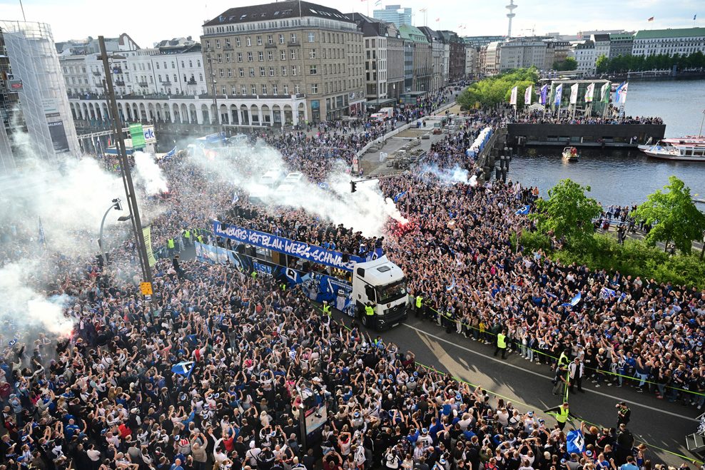 HSV-Truck an der Binnenalster auf dem Ballindamm
