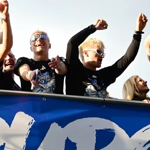 Noah Katterbach tanzend bei der HSV-Aufstiegsfeier.