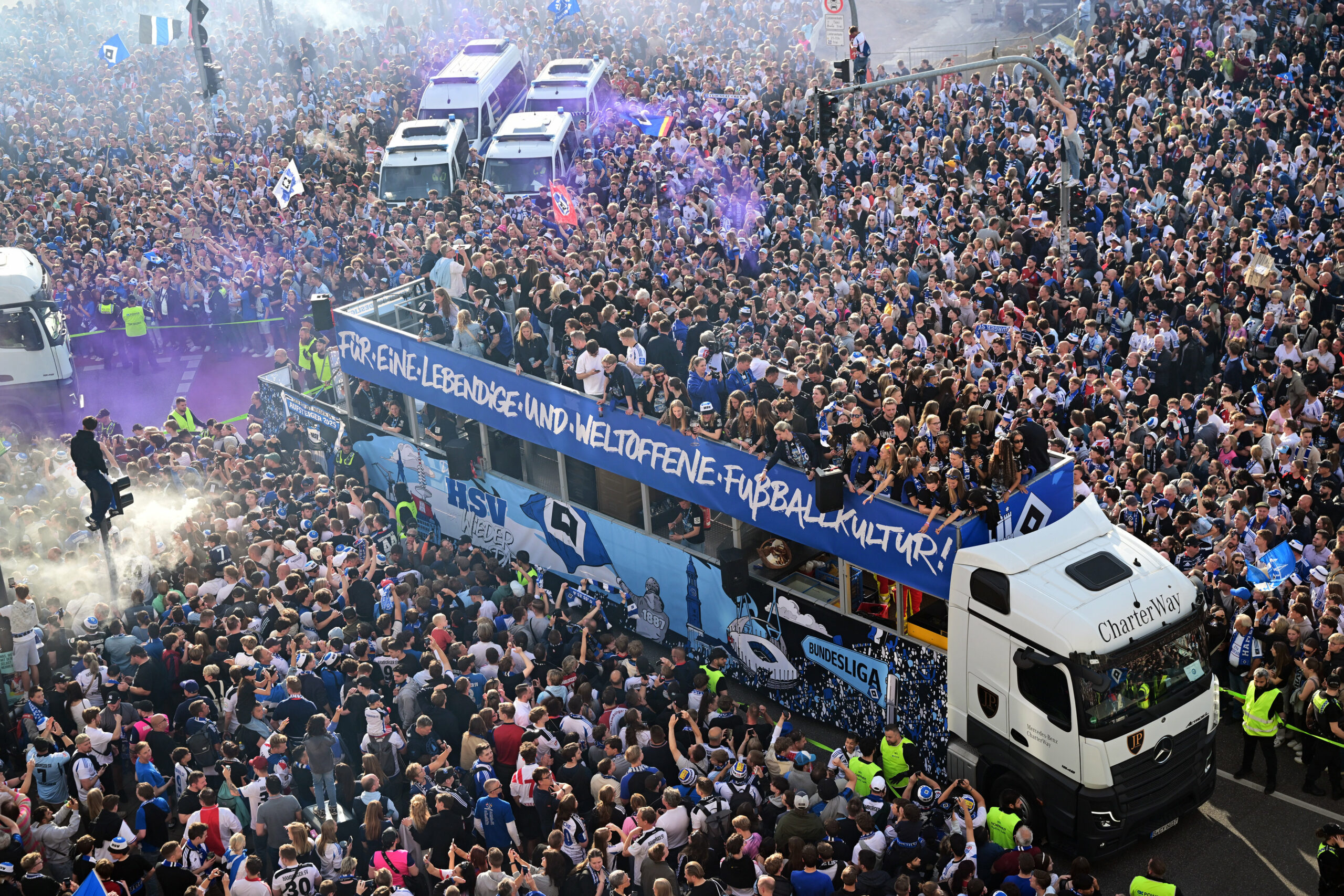 Unbeschreibliches Bad in der Menge: Hamburg feiert die HSV-Männer und -Frauen für ihren Doppelaufstieg in die Bundesliga.