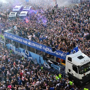 Unbeschreibliches Bad in der Menge: Hamburg feiert die HSV-Männer und -Frauen für ihren Doppelaufstieg in die Bundesliga.