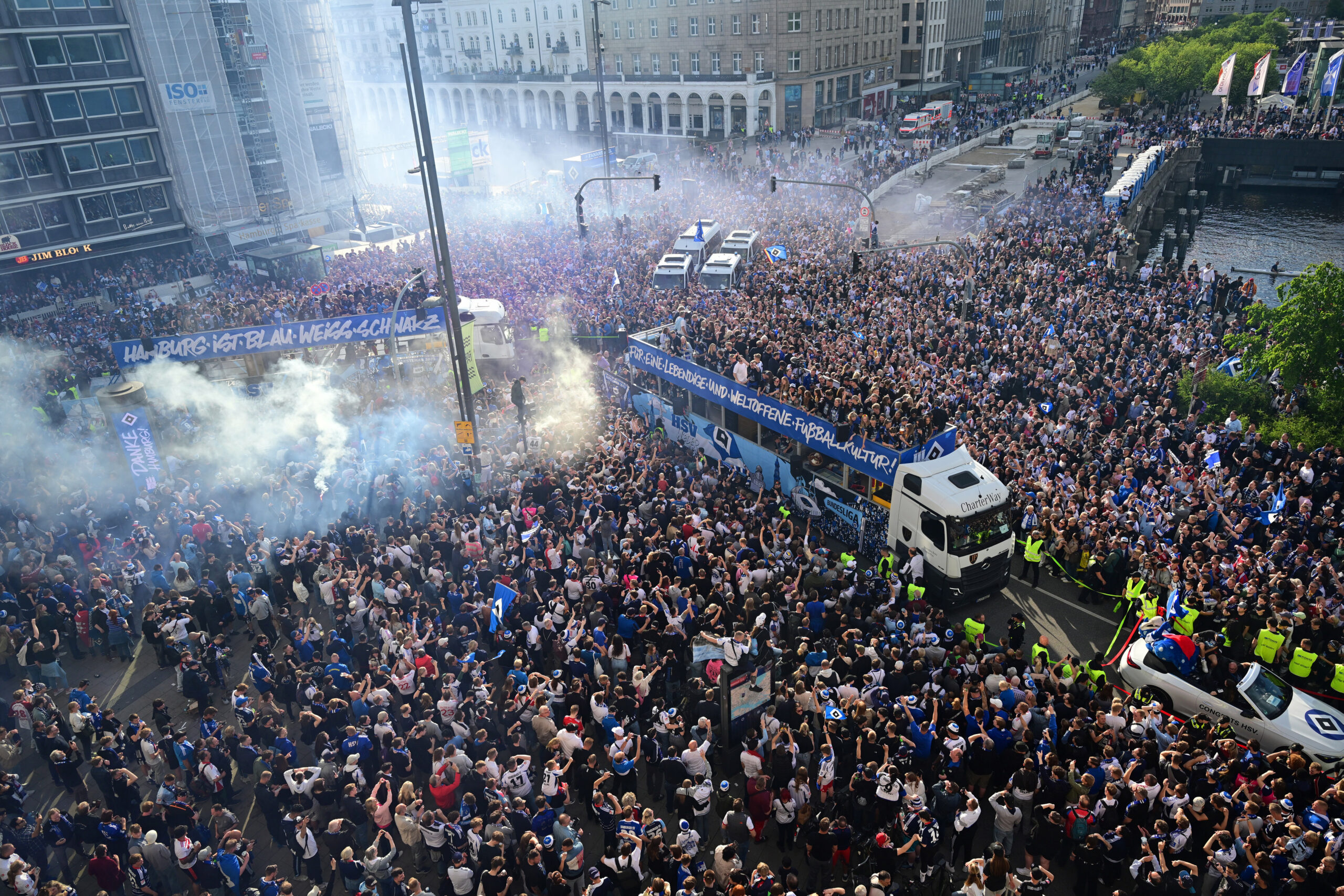 100.000 Fans ließen die HSV-Profis am Montag in der City hochleben.