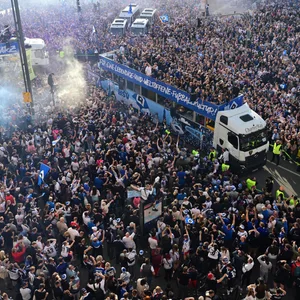 100.000 Fans ließen die HSV-Profis am Montag in der City hochleben.