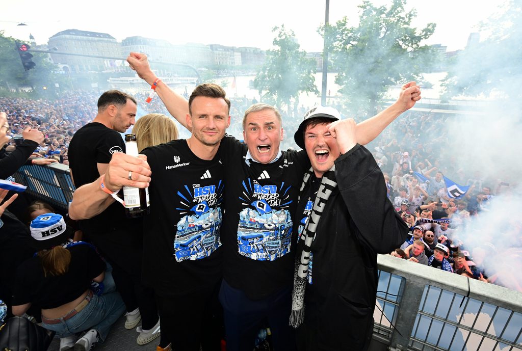 Claus Costa, Stefan Kuntz und Merlin Polzin feiern den HSV-Aufstieg
