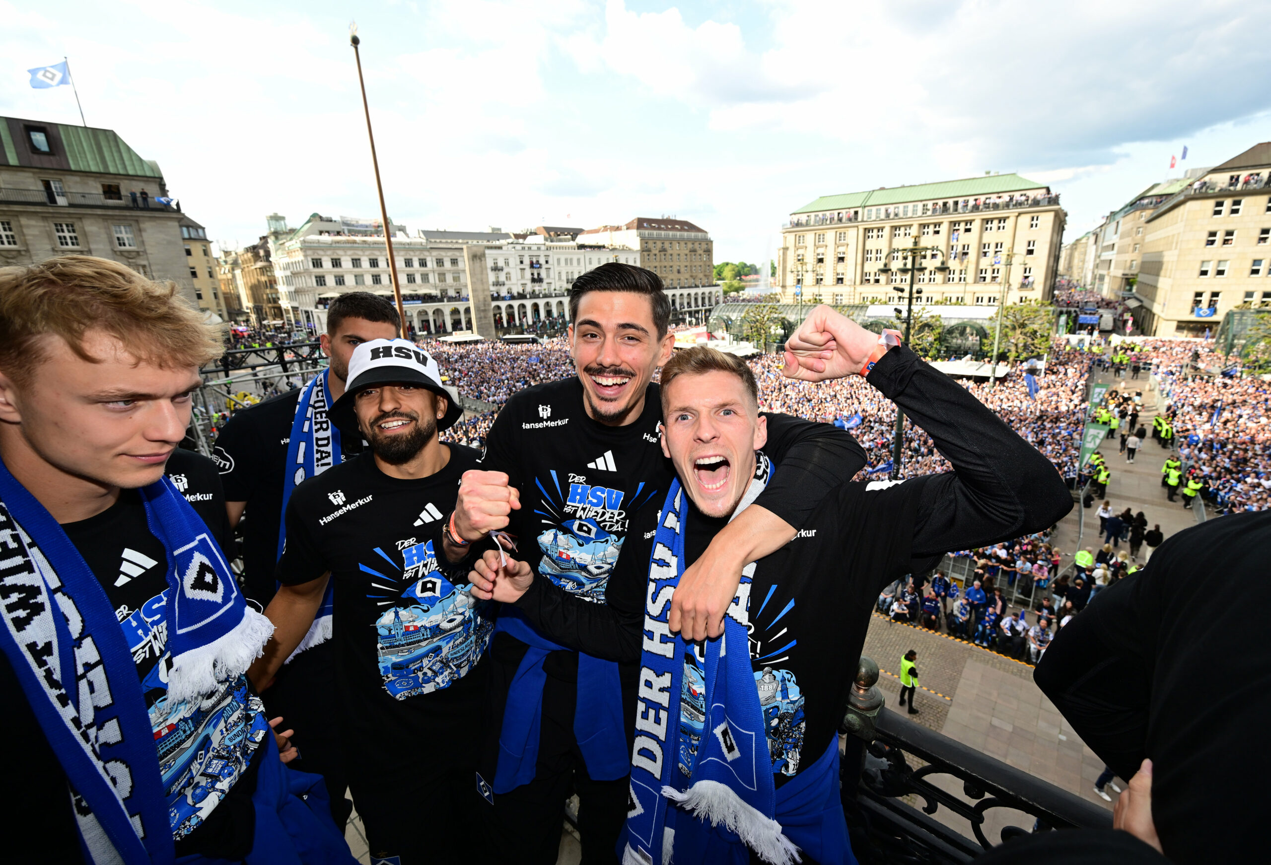 Diesen Auftritt werden sie nie vergessen: Die HSV-Profis Emir Sahiti, Dennis Hadzikadunic, Immanuel Pherai und Adam Karabec (v.r.) wurden nach dem Aufstieg in die Bundesliga ins Rathaus eingeladen.