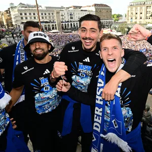 Diesen Auftritt werden sie nie vergessen: Die HSV-Profis Emir Sahiti, Dennis Hadzikadunic, Immanuel Pherai und Adam Karabec (v.r.) wurden nach dem Aufstieg in die Bundesliga ins Rathaus eingeladen.