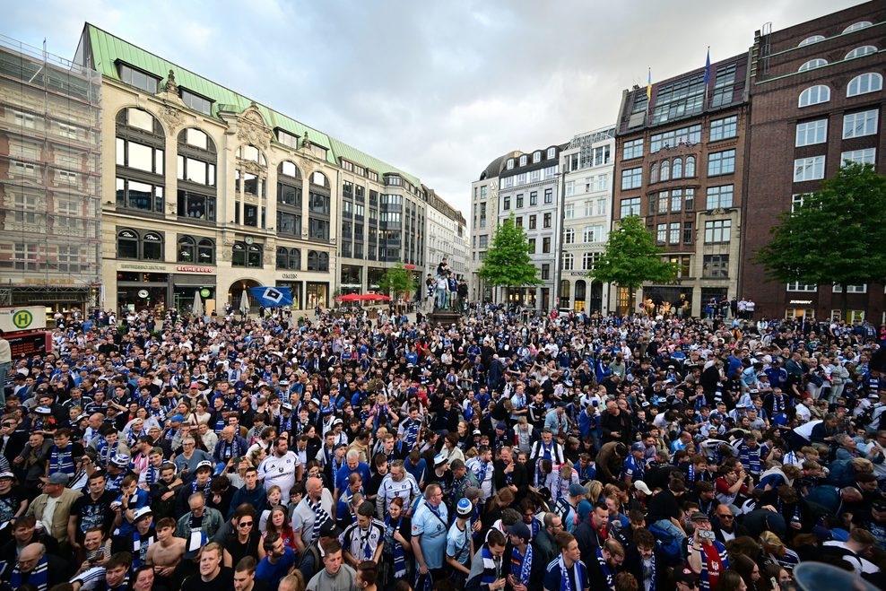 HSV-Fans feiern den Truck am Gänsemarkt