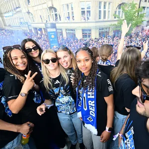 HSV Frauen mit Lisa Baum auf dem Rathaus-Balkon