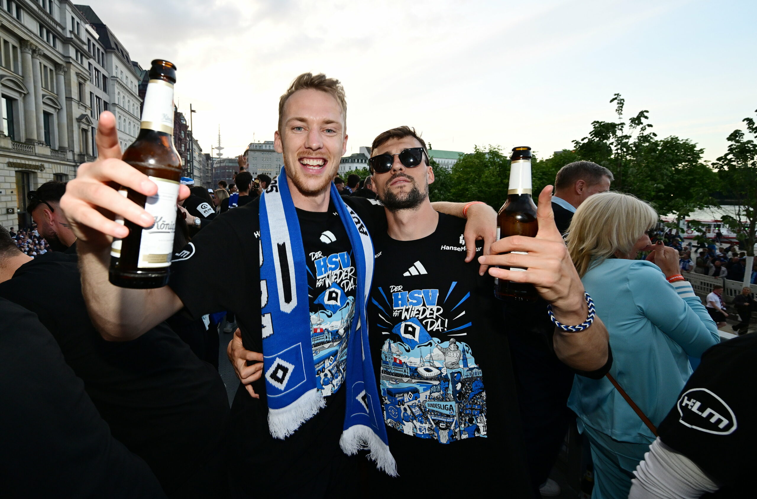 Sebastian Schonlau und Jonas Meffert auf dem HSV-Aufstiegstruck