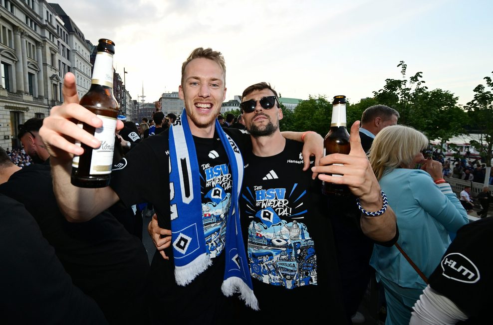 Sebastian Schonlau und Jonas Meffert auf dem HSV-Aufstiegstruck